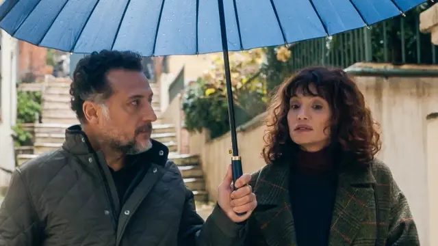 Mira: Her Şey Yolundaymış Gibi izle - HDFilmcehennemi